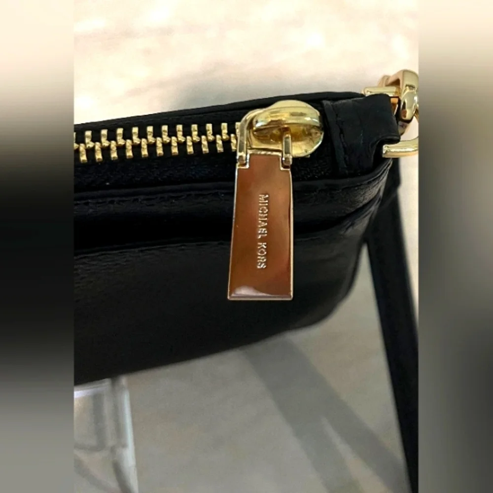 Michael Kors Black Pebbled Leather Large Jet Set Wristlet Like‎ New